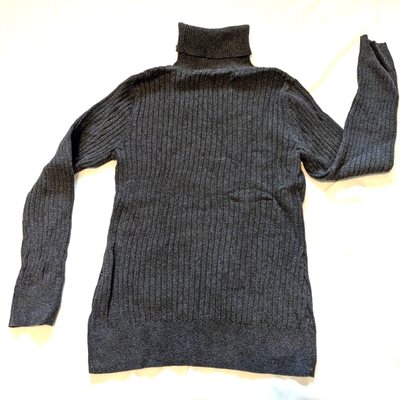 Ribbed Gray Sweater - Picture 5 of 6